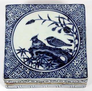 CHINESE BLUE AND WHITE PORCELAIN BOX