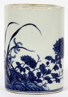 CHINESE OVAL BLUE AND WHITE PORCELAIN BRUSH POT