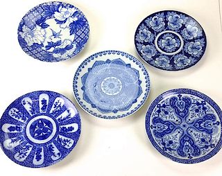 Group of 5 Chinese Qing Dynasty blue & white export porcelain chargers, unmarked 12" diameter
