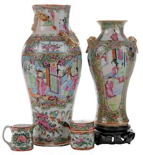 Four Rose Medallion Porcelain Articles 粉彩鎏金人物纹象腿瓶两只和茶杯、胭脂盒各一，19/20世纪,中国