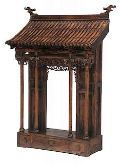 Chinese Carved, Painted and Parcel 金漆屋面门楼形立柜，51*37*16.25英寸，19世纪，中国