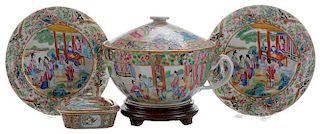 Five Rose Mandarin Porcelain Household 粉彩人物大盘、盖碗五件，大盘直径9.75英寸，19世纪，中国