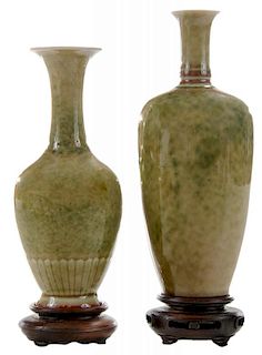 Two Mottled Green Peachbloom Porcelain 斑驳绿釉柳叶瓶两只，分别高7英寸和8英寸，康熙款