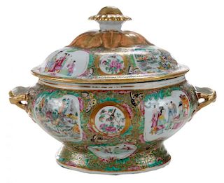 Large Chinese Export Porcelain Rose 外销瓷金边粉彩开光人物花鸟大盖碗，11*14英寸，19世纪，中国