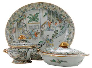Three Chinese Export Porcelain Celadon 外销瓷粉彩人物大盘和盖碗两只，19世纪，中国