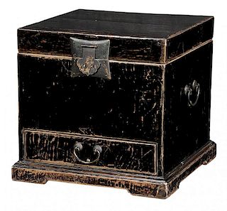 Black-Lacquered Wood Scroll Box 黄铜搭件单屉黑漆柜，19.5*19.375*19.25英寸，19/20世纪,中国