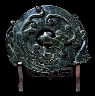 Carved Hardstone [Bi] Disk With 带托架翡翠龙纹玉璧，9*7.5英寸，20世纪，中国