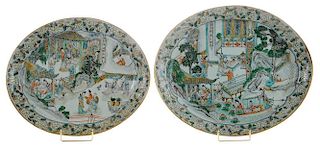 Two Chinese Export Porcelain Famille 外销瓷粉彩人物椭圆形金边大盘，大小分别为15.5*13英寸，17*14.5英寸，19世纪，中国