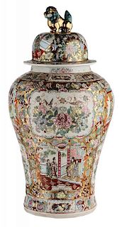 Monumental Porcelain Famille Rose 粉彩狮钮开光花鸟人物将军罐，高33.5英寸，20世纪早期，中国