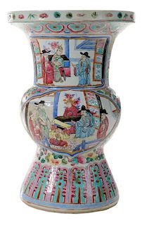 Large Famille Rose Porcelain Archaic 粉彩开光人物纹凤尾尊，高12.75英寸，19/20世纪,中国