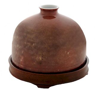 Peachbloom Porcelain Beehive-Form 铁红釉钟形水壶和托盘，4*4.5英寸，中国，康熙款