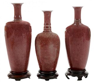 Three Iron-Red Peachbloom Porcelain 铁红釉撇口柳叶瓶带底座三只，高7.675-8.75英寸，中国，康熙款
