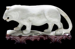 Hardstone Carving of Stalking Tiger 玉雕老虎带硬木底座，4.25*9.75英寸，20世纪，中国