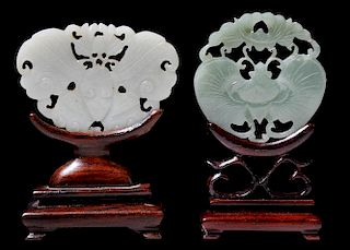 Carved Celadon Jade Moth Pendant and a 带底座青玉雕蝙蝠吊坠两块，较大的2*3英寸，19世纪，中国