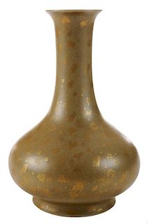 Finely Potted Porcelain Bottle Vase 洒金赏瓶，9英寸，中国，乾隆款