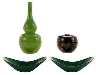 Four Porcelain Table Articles 绿釉元宝碟一对和绿釉葫芦瓶和棕釉石榴瓶,19/20世纪,中国