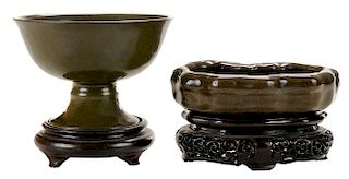 Teadust-Glazed Porcelain Stem Cup 带底座茶末釉高足杯和笔洗各一,高足杯高5英寸,笔洗直径5.125英寸,19世纪,中国