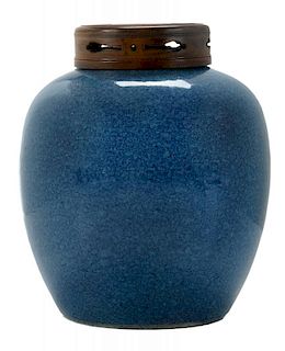Robin's Egg Blue-Glazed Covered 蓝釉蛋形储罐带镂雕木盖，9.5英寸，19/20世纪,中国