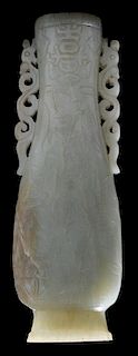 Finely Carved Celadon Jade Two-Handled 螭龙双耳浮雕青玉瓶，10.625英寸，20世纪，中国