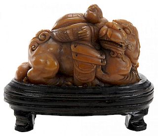 Finely Carved Hardstone Foo Lion with 抱蛤骑狮男子玉雕带黑木底座，2.25*2.75*1.5英寸，19世纪中国