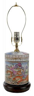 Famille Rose Porcelain Covered Jar 粉彩狩猎纹罐形灯座，7.75英寸，20世纪