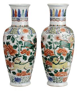Pair Wucai Porcelain Foo Dog and 五彩麒麟牡丹蕉叶纹象腿瓶，18.5英寸，19世纪
