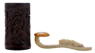 Carved Hardstone Brush Holder and a 竹雕人物笔筒和雕龙玉如意，笔筒高5.5英寸，如意大小2.5*6.5英寸，19/20世纪,中国