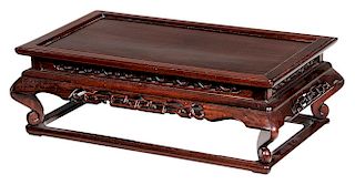 Carved Hardwood Low Table 硬木裙边雕回纹矮桌,7.25x22.25x14英寸,20世纪,中国
