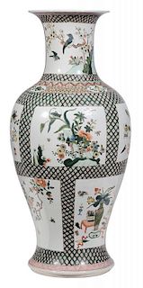 Large Famille Verte Porcelain 粉彩开光花鸟撇口尊，27.75英寸，19世纪，中国