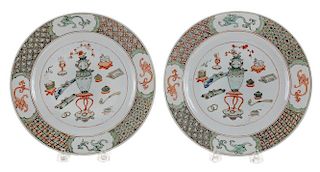 Pair Famille Verte "Antiques" 粉彩宝瓶花草螭龙纹碟一对，1*8.25英寸，18世纪，中国