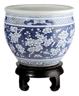 Chinese Blue-and-White Porcelain 青花梅花纹花盆带硬木底座,16.75英寸,19世纪,中国