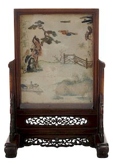 A Very Fine Carved Hardwood, Silk 汉白玉贴浮雕山水桌屏带可能黄花梨基座，14英寸，中国清代，或乾隆