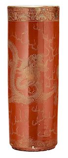 Red-Glazed Porcelain Umbrella Stand 红釉金漆云龙寿字纹伞插，24.25英寸，20世纪早期，中国