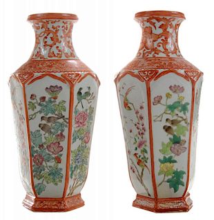 Pair Famille Rose Finely Enameled 粉彩开光花鸟六边形柳叶瓶一对，10.875英寸，20世纪，中国