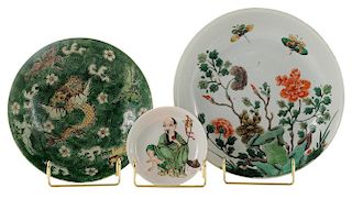 Two Famille Verte and One Susancai 粉彩花鸟碟、人物碟各一和素三彩应龙天马海水纹碟，18世纪或更晚，中国