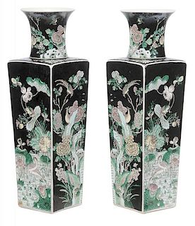 Pair Famille Noir Square-Form Vases 黑釉底粉彩花鸟四方柳叶瓶一对，20.25英寸，19世纪晚期，中国