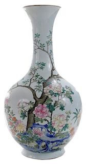 Finely Decorated Famille Rose 粉彩花卉纹玉壶春瓶,17.75英寸,19/20世纪,中国