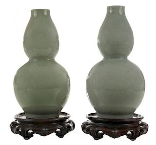 Pair Celadon-Ground Incised Double- 青瓷葫芦瓶一对，14英寸,19/20世纪,中国