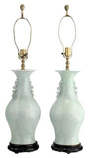 Pair Celadon-Glazed Porcelain Baluster 青瓷双狮双耳撇口尊形灯座一对,19英寸,19/20世纪