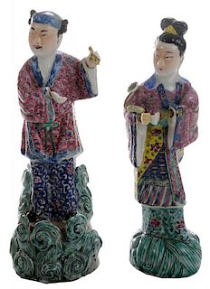 Two Polychrome Porcelain Figures of a 多彩手可拆卸说唱夫妇造像，10英寸，20世纪，中国