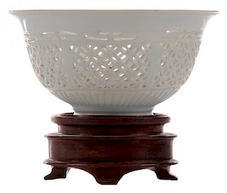 Blanc de Chine Porcelain Reticulated 德化白瓷镂雕网纹碗，2*3.75英寸，19/20世纪,中国