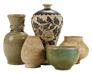 Five Chinese Ceramic Table Articles 磁州窑型梅瓶、观音瓶、石榴瓶、开片碗等五件，中国