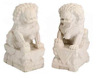 Pair Carved White Marble Figures of 汉白玉狮子一对，26.5英寸，20世纪，中国