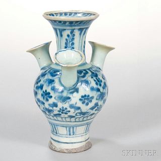 Blue and White Tulip Vase 青花瓷三把手梅瓶,高8.75英寸,17世纪,波斯
