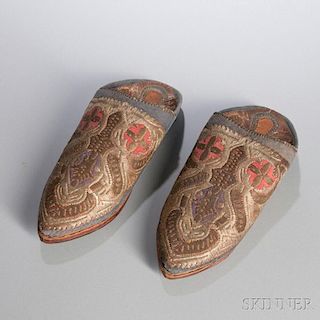 Pair of Embroidered Leather Shoes 绣花皮鞋一对，长10.5英寸，中东