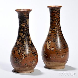 Near Pair of Jizhou Vases 两只相近的梨形长颈撇口斑纹花瓶，分别高5.75英寸和8.125英寸，中国宋代