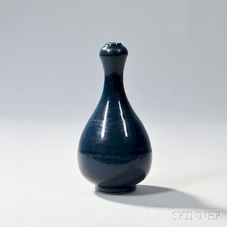 Garlic-head Vase 长颈蒜头梨形蓝釉瓶，高9.375英寸，中国明代