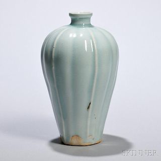 Meiping   Lobed Vase 六叶六棱淡蓝釉梅瓶，高7英寸，中国元代