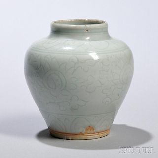 Guan Incised Jar 淡蓝暗莲卷纹罐，高3.5英寸，中国元代