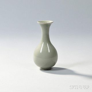 Yaozhou "Moon White" Vase 长颈撇口球形耀州月白色花瓶，高6.25英寸，中国宋代